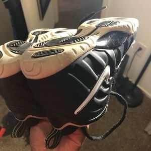 Black and white foam posits size 13 boys